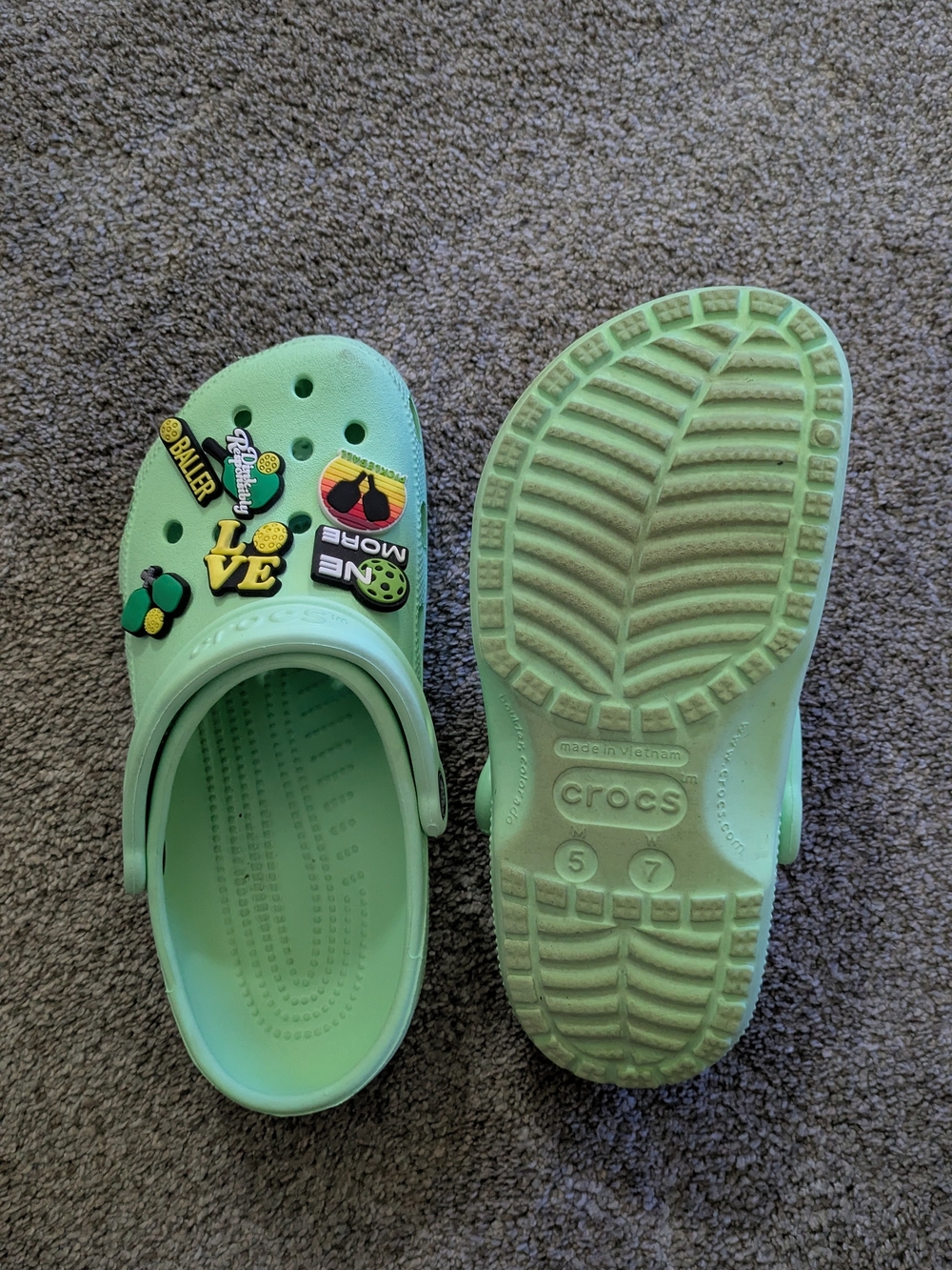 Crocs Classic Clogs Mint Green with Custom Pickleball Jibbitz Charms w7 - Picture 2 of 3